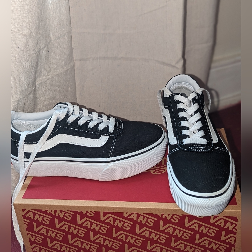 VANS Ward Platform size 6